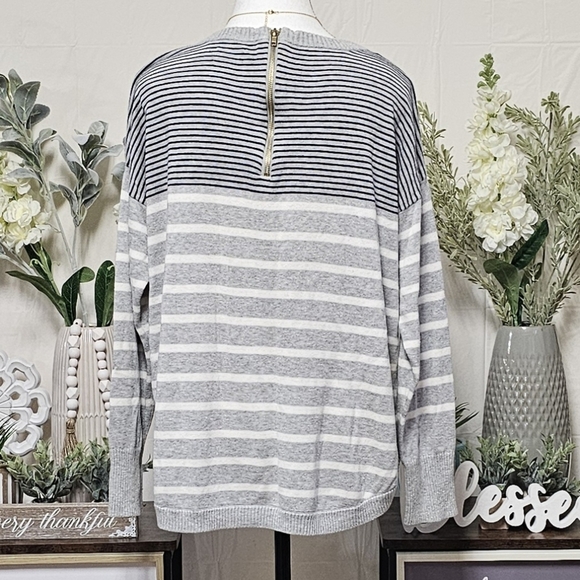 CROWN & IVY | LIGHTWEIGHT COTTON BLEND BACK ZIP OVERSIZED SWEATER - Picture 7 of 13